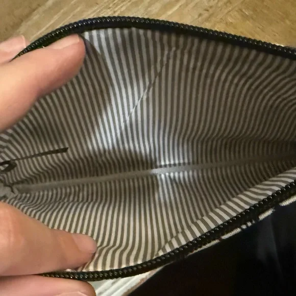 Disney x Loungefly 101 Dalmatians Nylon Zip Pouch NWT - Picture 8 of 10